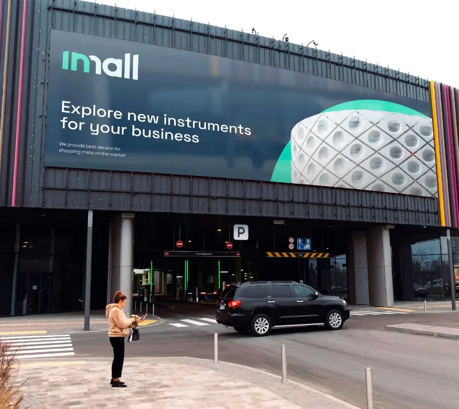 Inmall zīmola reklāmas stends uz tirdzniecības centra fasādes